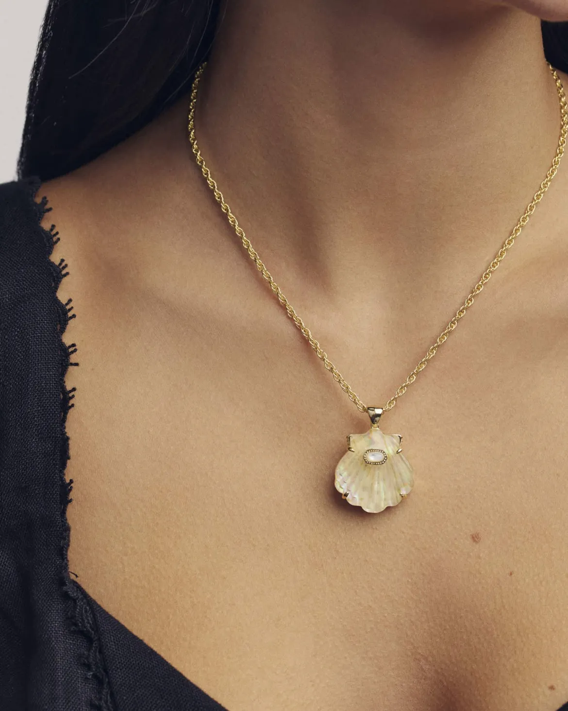 Lucia Shell Gold Short Pendant Necklace
