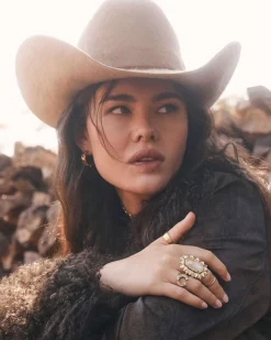 Noble Horseshoe Vintage Gold Statement Ring